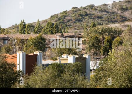 Vista diurna dello skyline del centro e di una zona residenziale di Ladera Ranch, California, USA. Foto Stock