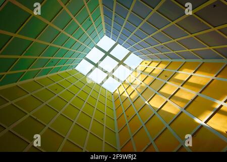 Vista verticale del lucernario in torre con forti motivi geometrici come sfondo astratto Foto Stock