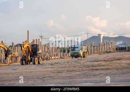 Impilamento per fondazioni profonde gru a torre sul cantiere Costruzione di edifici alti con gru Foto Stock