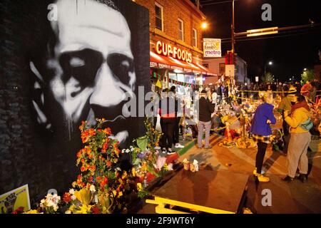 Minneapolis, Minnesota, Stati Uniti. 20 Apr 2021. 20 aprile 2021-Minneapolis, Minnesota, USA: Il ritratto di George Floyd a George Floyd Square è fiancheggiato da bouquet freschi. I residenti di Minneapolis hanno celebrato il verdetto colpevole di Derek Chauvin per l'assassinio di George Floyd il 25 maggio 2020. Credit: Henry Pan/ZUMA Wire/Alamy Live News Foto Stock