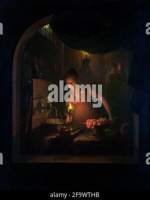 Vista attraverso una finestra su una cucina da lampight. Una cameriera della cucina riempie un bollitore con acqua proveniente da un rubinetto, ha una lampada a olio nella sua mano destra. Nel ba Foto Stock