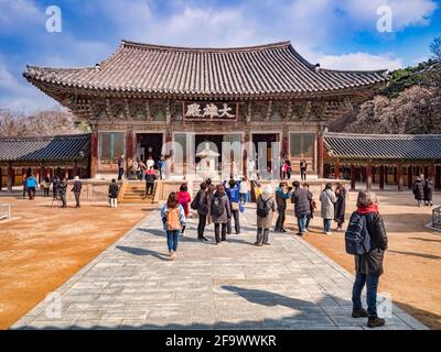 31 Marzo 2019: Gyeong-Ju, Corea del Sud - visitatori presso il Bulguksa Tempio Buddista, Gyeong-Ju, un sito Patrimonio Mondiale dell'UNESCO. Foto Stock