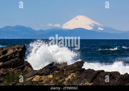 Monte Fuji a Shonan Beach - Monte Fuji o Fuji-san come viene chiamato in Giappone (non Fujiyama) è la montagna più alta in Giappone in altitudine. Il Monte Fuji è un A. Foto Stock