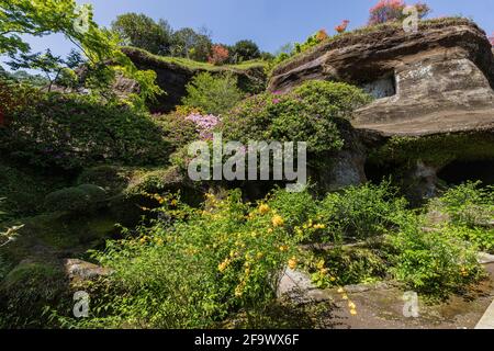 Grotta di Kaizoji - non è unusualy per i templi buddisti in Giappone avere resti dell'originale Shinto all'interno dei suoi terreni. Anche se i due Foto Stock