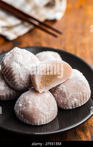 Dolce dessert giapponese mochi sul piatto. Foto Stock