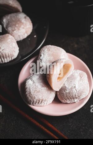 Dolce dessert giapponese mochi sul piatto. Foto Stock