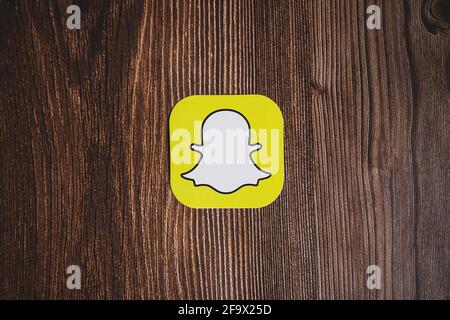 SWANSEA, Regno Unito - 12 MARZO 2021: Logo Snapchat giallo stampato su carta posizionato centralmente su sfondo di legno Foto Stock