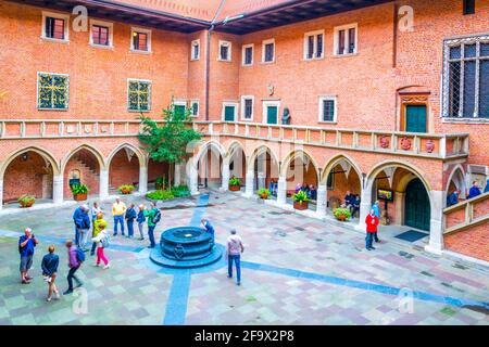 CRACOVIA, POLONIA, 11 AGOSTO 2016: La gente passa attraverso il cortile principale dell'università jagellonica di Cracovia, Polonia. Foto Stock