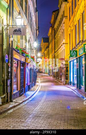 STOCCOLMA, SVEZIA, 18 AGOSTO 2016: Vista notturna di una strada illuminata a Gamla Stan nel centro di Stoccolma, Svezia. Foto Stock