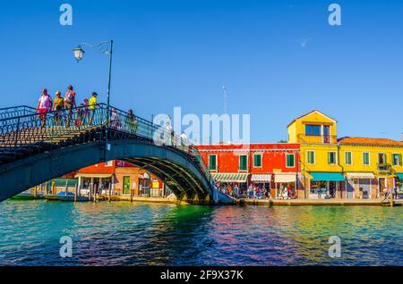 VENEZIA, ITALIA, 20 SETTEMBRE 2015: La gente sta attraversando il ponte sul canale principale dell'isola di murano in italia Foto Stock