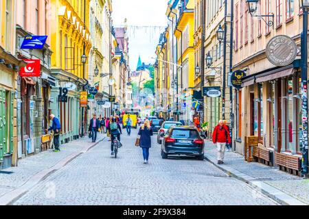 STOCCOLMA, SVEZIA, 18 AGOSTO 2016: La gente sta passeggiando su una strada nel quartiere Gamla Stan nel centro di Stoccolma, Svezia. Foto Stock