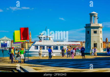 VENEZIA, ITALIA, 20 SETTEMBRE 2015: La gente sta passeggiando di fronte alla Chiesa di San Giorgio maggiore sull'isola. Una delle attrazioni principali di V Foto Stock