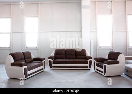 Interni grandi e luminosi e moderni di lusso per il soggiorno Foto Stock