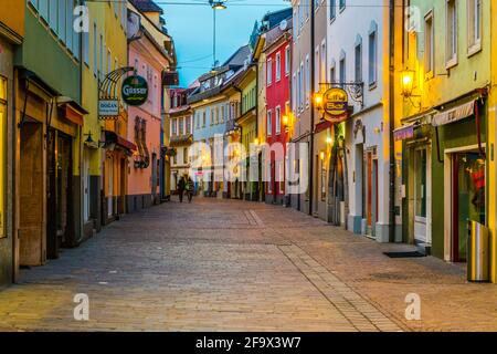 VILLACH, AUSTRIA, 20 FEBBRAIO 2016: Vista su una strada stretta piena di bar e ristoranti che è il centro della vita notturna della città austriaca villach Foto Stock