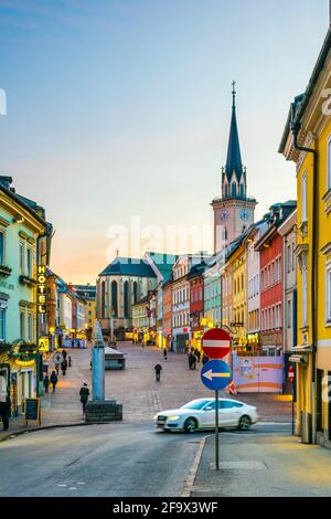 VILLACH, AUSTRIA, 20 FEBBRAIO 2016: Vista sulla piazza principale di hauptplatz della città austriaca villach durante il tramonto. Foto Stock