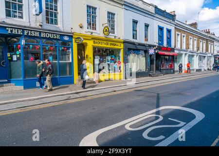 LONDRA, Regno Unito - 11 APRILE 2021: Vista sulla strada di Pembridge Road a Notting Hill. Foto Stock
