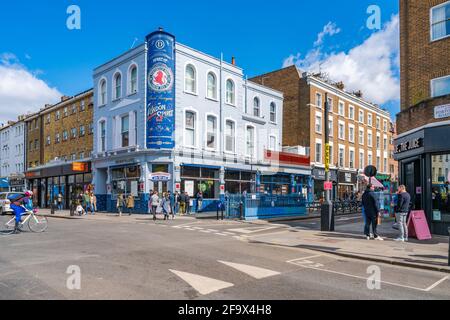LONDRA, Regno Unito - 11 APRILE 2021: Vista sulla strada di Portobello Road a Notting Hill. Foto Stock