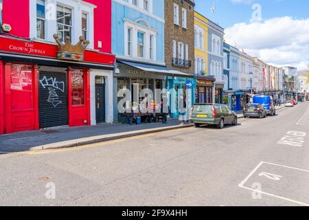 LONDRA, Regno Unito - 11 APRILE 2021: Vista sulla strada di Portobello Road a Notting Hill. Foto Stock