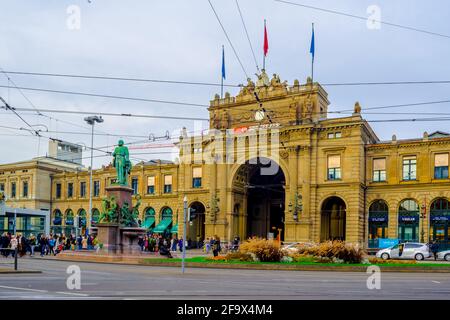 ZURIGO, SVIZZERA, 24 OTTOBRE 2015: Vista della stazione ferroviaria principale nella città svizzera zurichand una piazza di fronte Foto Stock