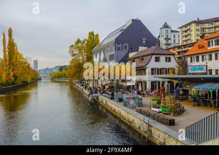 ZURIGO, SVIZZERA, 24 OTTOBRE 2015: Vista su un fiume del fiume limmat a zurigo. Foto Stock