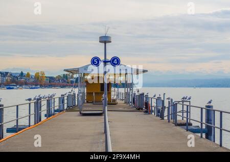 ZURIGO, SVIZZERA, 24 OTTOBRE 2015: Vista su un molo situato sul lago di zurigo in svizzera Foto Stock