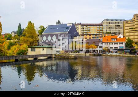 ZURIGO, SVIZZERA, 24 OTTOBRE 2015: Vista su un fiume del fiume limmat a zurigo. Foto Stock