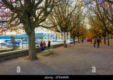 ZURIGO, SVIZZERA, 24 OTTOBRE 2015: Passeggiata lungo il lago di zurigo in autunno Foto Stock