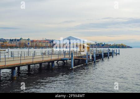 ZURIGO, SVIZZERA, 24 OTTOBRE 2015: Vista su un molo situato sul lago di zurigo in svizzera Foto Stock