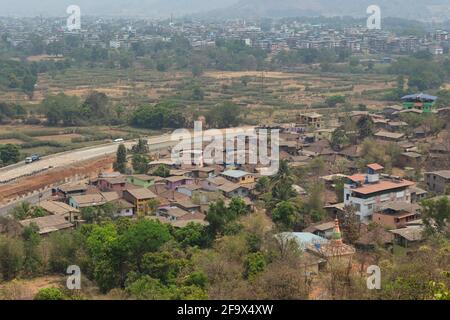 Vista del villaggio di Gandharpale e della città di Mahad dalle grotte, Mahad, Raigad, Maharashtra, India. Foto Stock