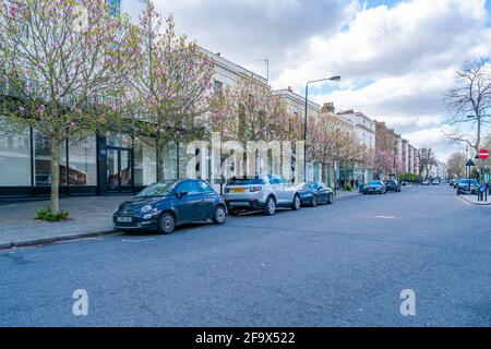 LONDRA, Regno Unito - 11 APRILE 2021: Vista sulla strada di Westbourne Grove, una strada commerciale che attraversa Notting Hill nella parte ovest di Londra Foto Stock