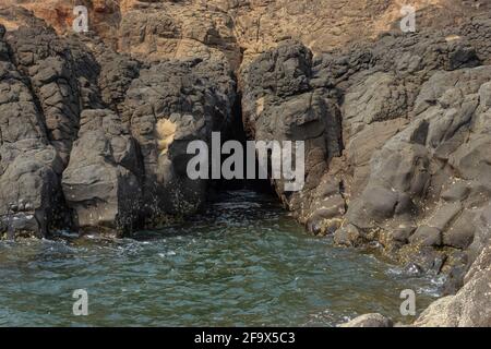 Formazioni rocciose sulla spiaggia di Hedvi, Hedvi, Konkan, Maharashtra, India. Foto Stock