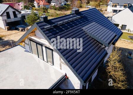 costruzione di un tetto in una casa singola di piastrelle in ceramica Foto Stock