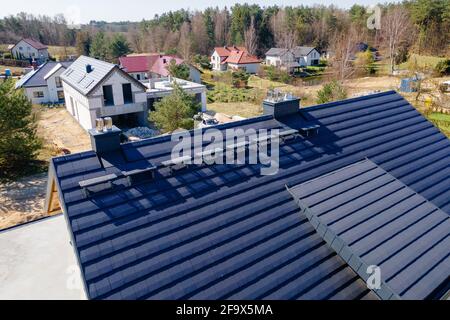 costruzione di un tetto in una casa singola di piastrelle in ceramica Foto Stock