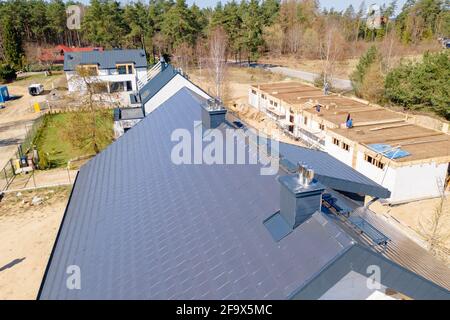 costruzione di un tetto in una casa singola di piastrelle in ceramica Foto Stock