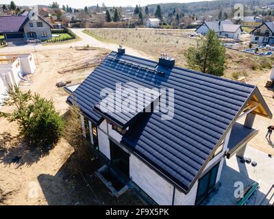 costruzione di un tetto in una casa singola di piastrelle in ceramica Foto Stock