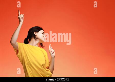 Divertente danza felice giovane donna Foto Stock