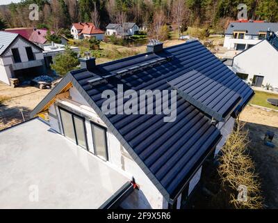 costruzione di un tetto in una casa singola di piastrelle in ceramica Foto Stock