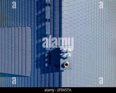 costruzione di un tetto in una casa singola di piastrelle in ceramica Foto Stock