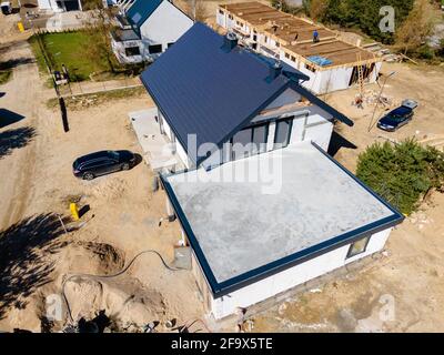 costruzione di un tetto in una casa singola di piastrelle in ceramica Foto Stock