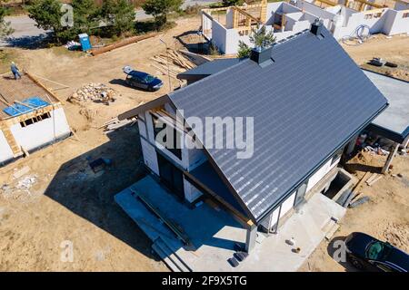 costruzione di un tetto in una casa singola di piastrelle in ceramica Foto Stock