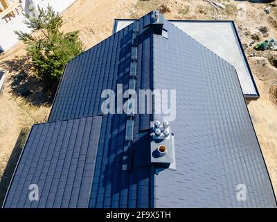 costruzione di un tetto in una casa singola di piastrelle in ceramica Foto Stock