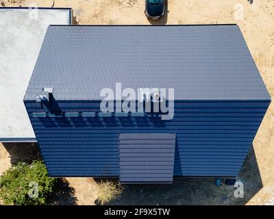 costruzione di un tetto in una casa singola di piastrelle in ceramica Foto Stock