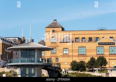 Guarda la torre di Southend on Sea, Essex, Regno Unito, con i grandi magazzini Debenhams Cornerstone. Persone sulla terrazza della torre di osservazione Foto Stock