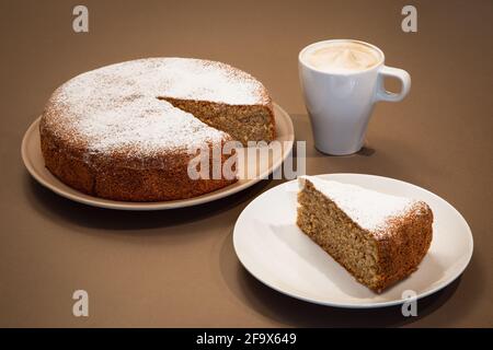 Pezzo di torta fatto di mandorle e pane secco con Cappuccino (Antica torta alle mandorle e pane) Foto Stock