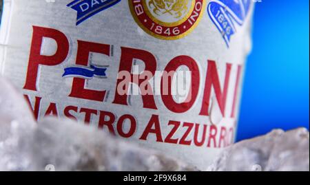 POZNAN, POL - 18 FEBBRAIO 2021: Bottiglia di Peroni nastro Azzurro, una lager premium prodotta dal 1963 dalla fabbrica di birra Peroni con sede a Roma. Foto Stock