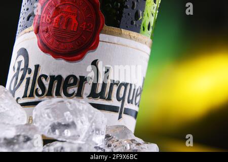 POZNAN, POL - 18 FEBBRAIO 2021: Bottiglia di Plzensky Prazdroj, la prima birra pilsner al mondo, meglio conosciuta con il suo nome tedesco Pilsner Urquell Foto Stock