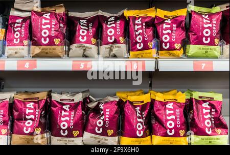 POZNAN, POL - FEB 24, 2021: Pacchetti di Costa Coffee, un marchio della multinazionale britannica coffee house con sede a Dunstable, Bedfordshire Foto Stock