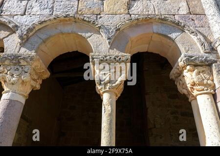 Foto a basso angolo dei dettagli della chiesa di Burgos, Castilla y Leon, Spagna Foto Stock