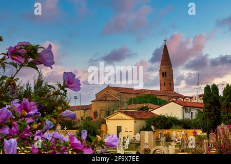 Il campanile di Caorle è una città in provincia di Venezia Foto Stock