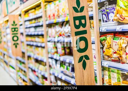 POZNAN, POL - 17 MARZO 2021: Vendita di prodotti bio-alimentari in un supermercato Foto Stock